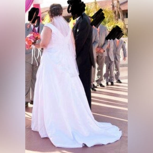 Beautiful Wedding Dress - Picture 4 of 7